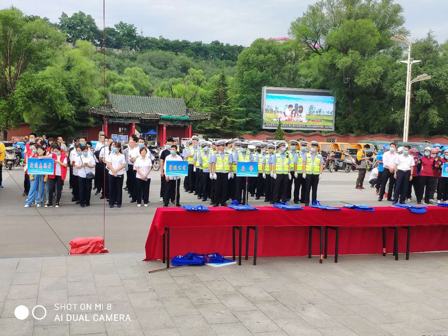 泓源新能源出租汽車公司參加安全生產(chǎn)宣傳咨詢活動(圖2) 泓源新能源出租汽車公司參加安全生產(chǎn)宣傳咨詢活動(圖2)