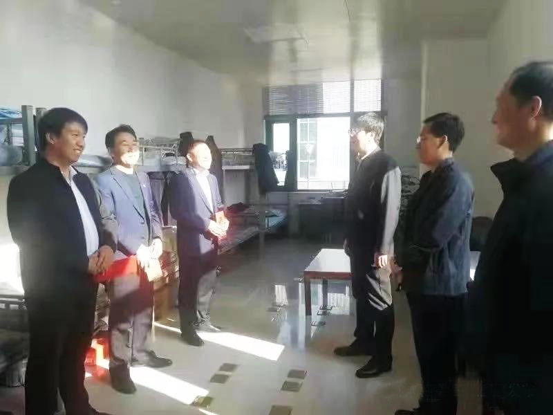 工業(yè)園區(qū)管委會(huì)、泓源公司慰問(wèn)園區(qū)機(jī)關(guān)保安門(mén)衛(wèi)等一線人員(圖2)