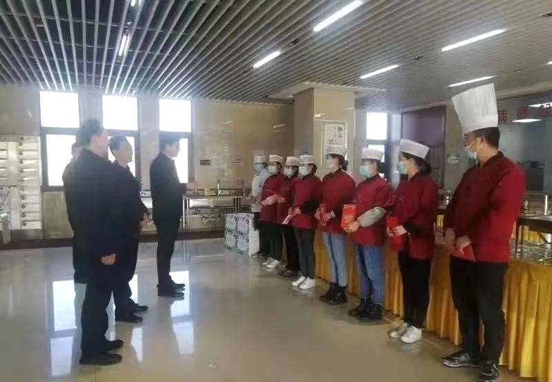 工業(yè)園區(qū)管委會(huì)、泓源公司慰問(wèn)園區(qū)機(jī)關(guān)保安門(mén)衛(wèi)等一線人員(圖3)