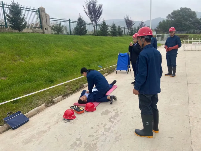 防患未然 未雨綢繆--泓源能源供應(yīng)公司開展2021年供熱突發(fā)事件綜合應(yīng)急演練(圖3) 防患未然 未雨綢繆--泓源能源供應(yīng)公司開展2021年供熱突發(fā)事件綜合應(yīng)急演練(圖3)