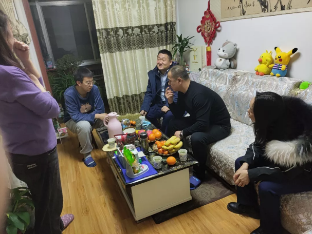 關愛員工冷暖 傳遞組織溫情——市產(chǎn)投集團組織開展員工家訪活動(圖2) 關愛員工冷暖 傳遞組織溫情——市產(chǎn)投集團組織開展員工家訪活動(圖2)