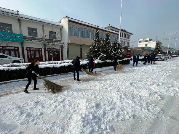 文明創(chuàng)建我先行——市產(chǎn)投集團(tuán)深入創(chuàng)城包抓村社開(kāi)展清掃積雪志愿服務(wù)活動(dòng)(圖2) 文明創(chuàng)建我先行——市產(chǎn)投集團(tuán)深入創(chuàng)城包抓村社開(kāi)展清掃積雪志愿服務(wù)活動(dòng)(圖2)