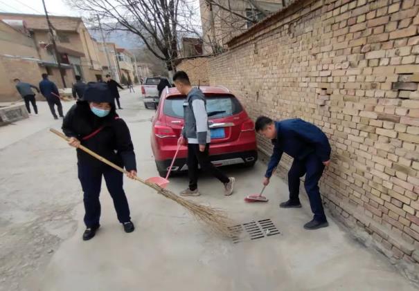 市產(chǎn)投集團團委開展“學雷鋒義務清掃活動”(圖2) 市產(chǎn)投集團團委開展“學雷鋒義務清掃活動”(圖2)