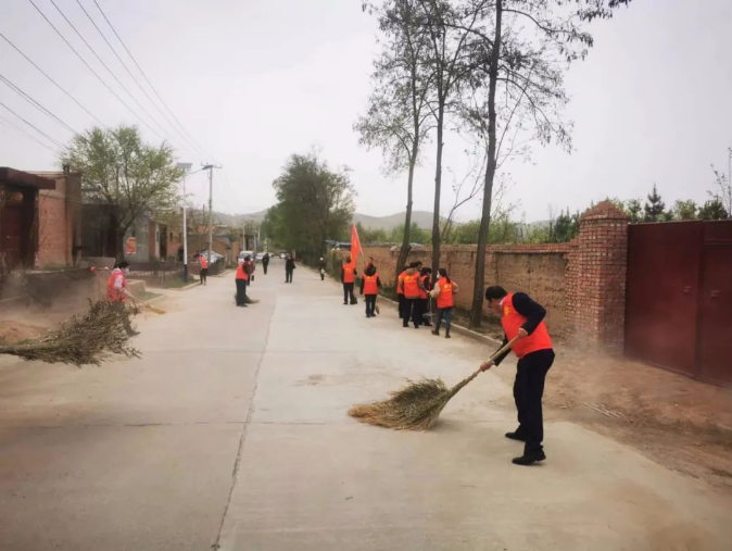 市產(chǎn)投集團(tuán)赴包抓共建村社開(kāi)展衛(wèi)生清掃志愿服務(wù)活動(dòng)(圖2) 市產(chǎn)投集團(tuán)赴包抓共建村社開(kāi)展衛(wèi)生清掃志愿服務(wù)活動(dòng)(圖2)