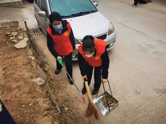 市產(chǎn)投集團(tuán)赴包抓共建村社開(kāi)展衛(wèi)生清掃志愿服務(wù)活動(dòng)(圖4) 市產(chǎn)投集團(tuán)赴包抓共建村社開(kāi)展衛(wèi)生清掃志愿服務(wù)活動(dòng)(圖4)