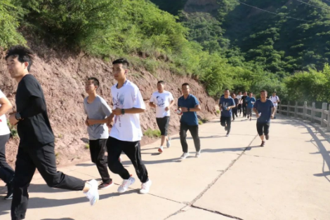 助力文旅市場 展示產(chǎn)投風(fēng)采——市產(chǎn)投集團(tuán)組織開展員工登山比賽活動(圖3) 助力文旅市場 展示產(chǎn)投風(fēng)采——市產(chǎn)投集團(tuán)組織開展員工登山比賽活動(圖3)