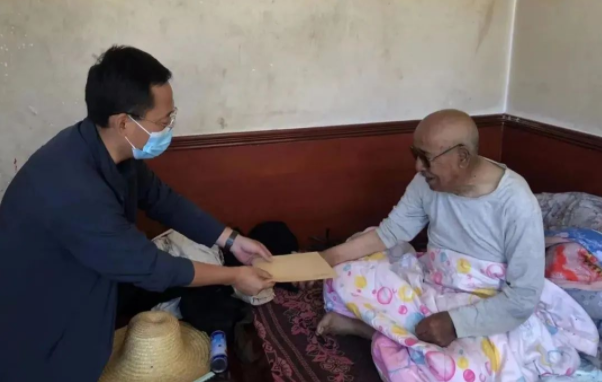 市產投集團赴幫扶村對接工作并慰問困難黨員(圖2) 市產投集團赴幫扶村對接工作并慰問困難黨員(圖2)